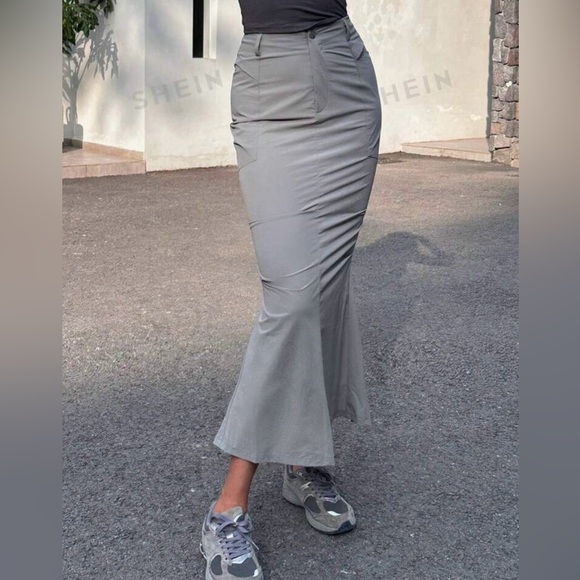 Dresses & Skirts - Super Cute DAZY Solid Split Back Mermaid Hem Skirt. Size L (8/10)